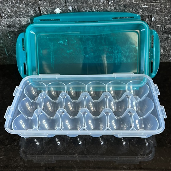 Egg Holder. Teal see-through top, holds 18 eggs! - Picture 2 of 2